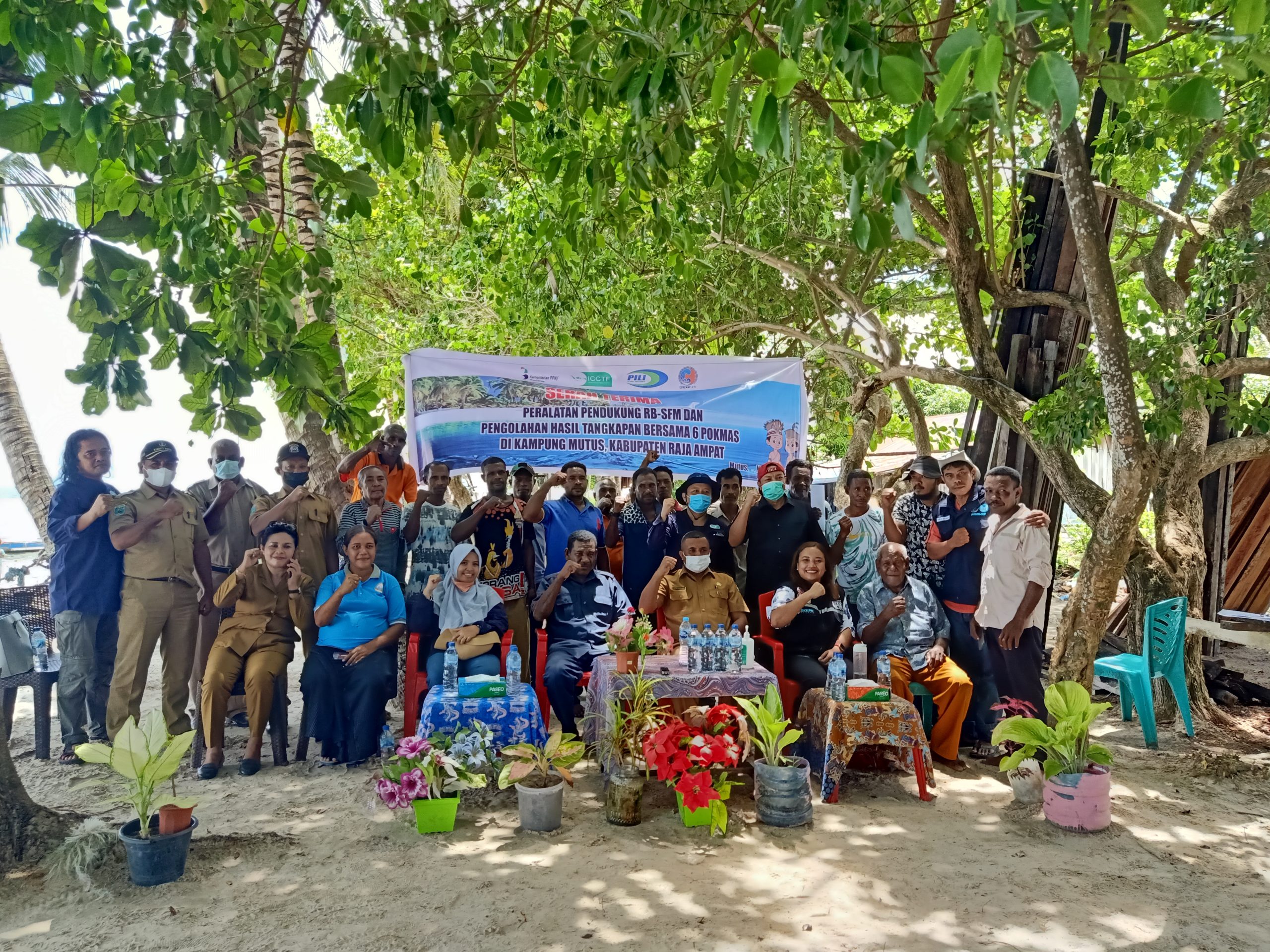 Foto Bersama dalam Kegiatan Penitipan Peralatan RBSFM dan Pengolahan Hasil Tangkapan di Kampung Mutus, Raja Ampat