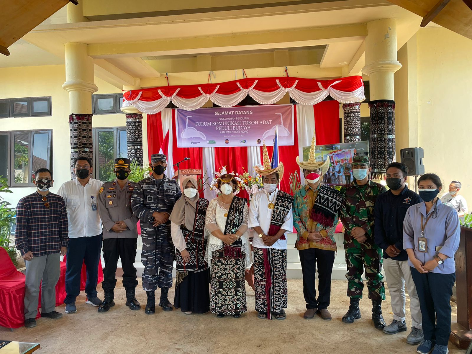 Foto bersama dalam Pengukuhan Pengurus FKTAPB untuk memperkuat kelembagaan adat di Rote Ndao