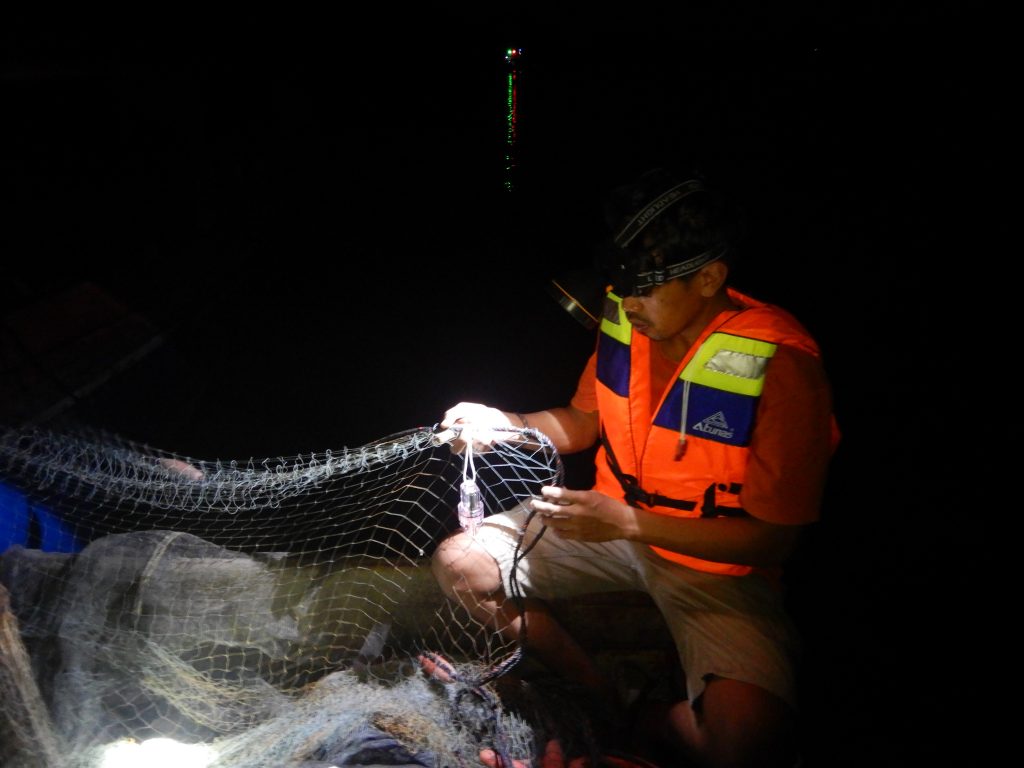 pemasangan lampu LED sebagai mitigasi bycatch
